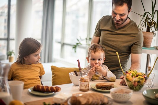 Haus-Familie-Wohnen-Serie-10-23 Familie gemeinsam in der Küche