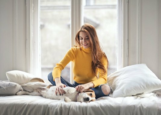 Familie-Haustier-pexels-andrea-piacquadio-3767351 Junge Frau mit ihrem Hund auf dem Sofa