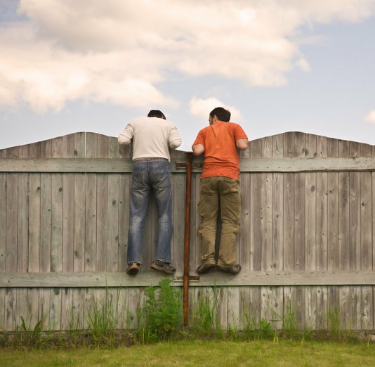 Fotolia_8404046_Subscription_L Zwei Personen vor einem Gartenzaun