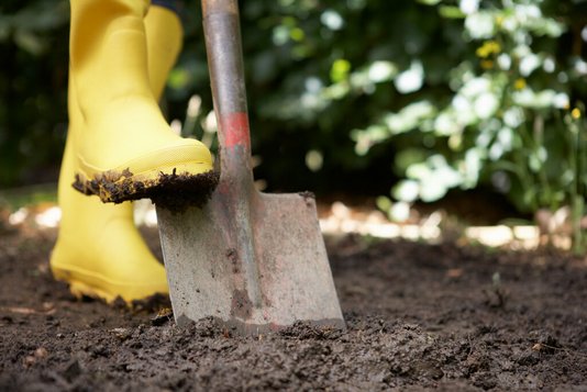 garten-eigener-pflege-gartenmoebel-einrichten-wohnen-02 Spaten