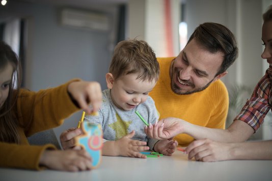 Haus-Familie-Wohnen-Serie-10-6 Vater mit Sohn in der Küche