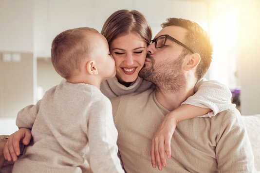 Haus-Familie-Wohnen-Serie-27-3 Vater und Sohn küssen Mutter