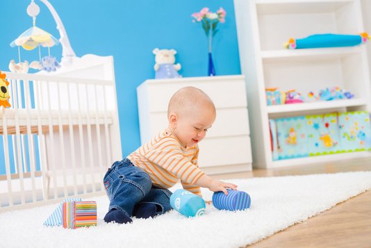Fotolia_7175611_Subscription_XXL Baby mit Spielzeug