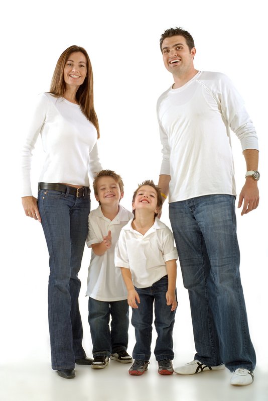 Fotolia_5517926_Subscription_L Mutter und Vater mit zwei Kindern